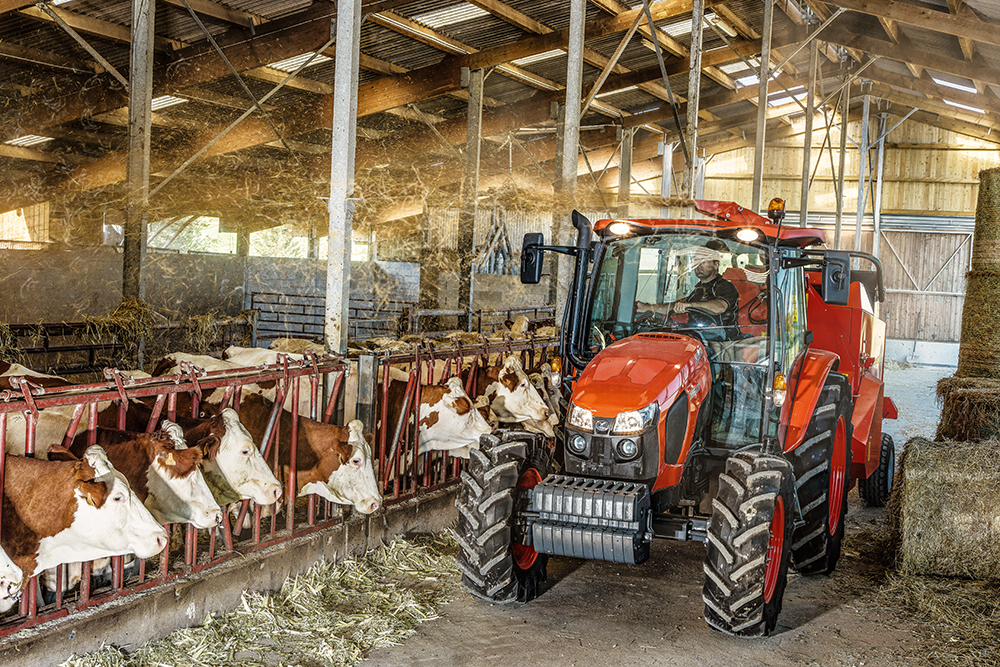 M5001-pri-praci-s-krmnym-vozem-02